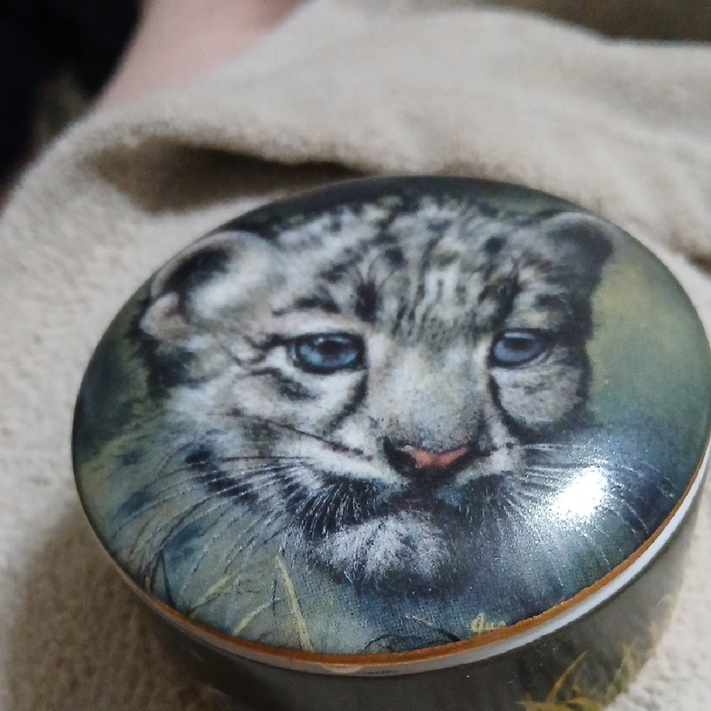 SNOW LEOPARD TRINKET MUSIC BOX